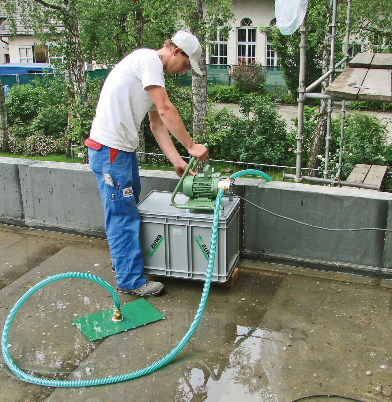 Extra für stehende Wasserpfützen bieten wir die Variante mit einer COMBISTAR 2000-B an. Das Gehäuse, überwiegend aus Edelstahl, zeigt sich unempfindlich gegen Besandung und Beschieferung der Dachpappe.